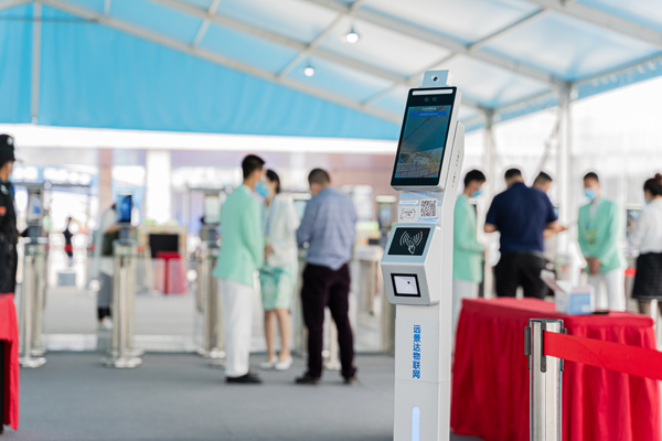 Un terminal de mesure de température faciale utilisé pour la prévention épidémique intelligente lors de grandes expositions 616688a4c2573 (1).png